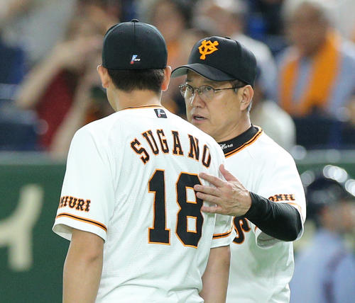 巨人対ロッテ　菅野（左）の復活勝利を祝福する原監督（撮影・中島郁夫）