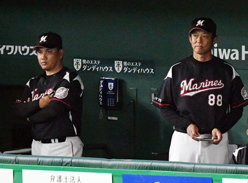 巨人対ロッテ　厳しい表情で戦況に視線を送るロッテ井口監督（左）と鳥越ヘッドコーチ（撮影・滝沢徹郎）　