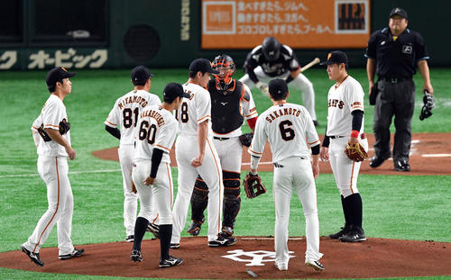 巨人対ロッテ　1回表ロッテ2死満塁、ピンチにマウンドに集まる巨人ナイン（撮影・滝沢徹郎）　