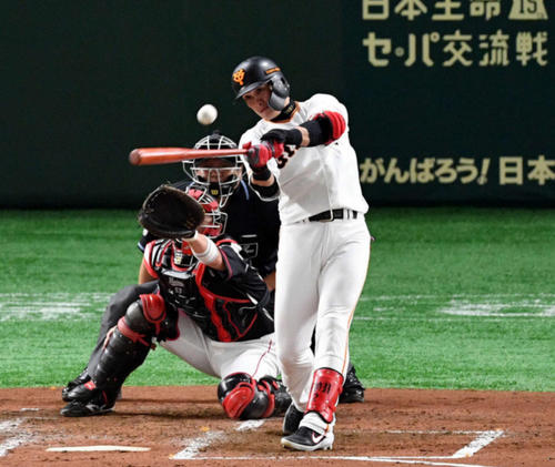 巨人対ロッテ　2回裏巨人1死二塁、陽は左適時三塁打を放ち先制する。投手石川（撮影・滝沢徹郎）　