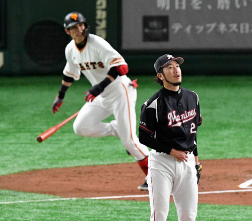 巨人対ロッテ　2回裏巨人1死二塁、陽に適時三塁打を浴びるロッテ石川（撮影・滝沢徹郎）　