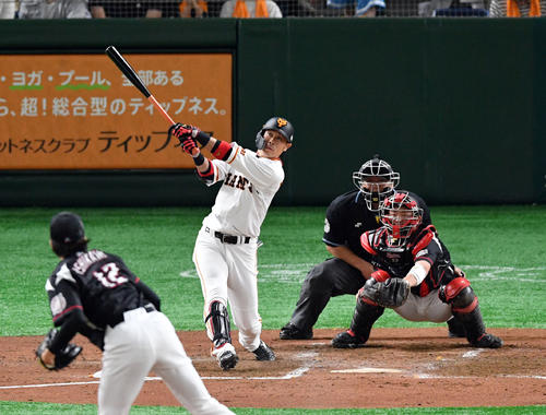 巨人対ロッテ　3回裏巨人無死、亀井は右越えソロ本塁打を放つ。投手石川（撮影・滝沢徹郎）　