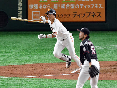 巨人対ロッテ　3回裏巨人2死一塁、大城は右適時二塁打を放つ。投手石川（撮影・滝沢徹郎）　