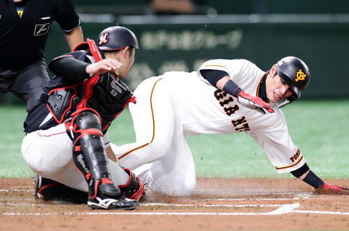 巨人対ロッテ　2回裏巨人1死三塁、若林の一塁ゴロで生還する陽岱鋼。捕手江村（撮影・浅見桂子）