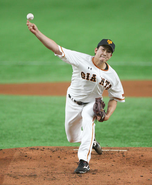 巨人対ロッテ　先発で登板し力投する巨人菅野（撮影・中島郁夫）