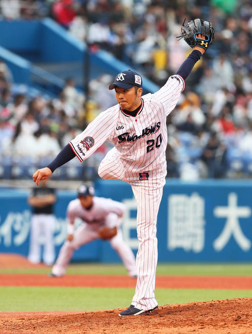 ヤクルト対オリックス　2番手で登板し力投するヤクルト近藤（撮影・足立雅史）