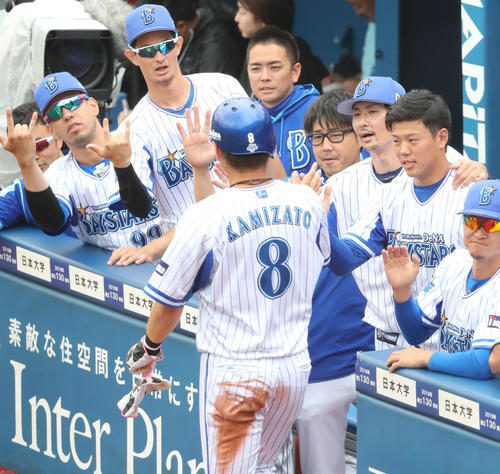 DeNA対西武　1回裏DeNA1死二塁、宮崎の適時打で生還した神里（手前）を出迎える上茶谷（右から2人目）らナイン（撮影・垰建太）