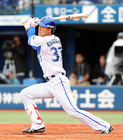 DeNA対西武　8回裏DeNA2死満塁、左越えの逆転満塁本塁打を放つ楠本（撮影・垰建太）