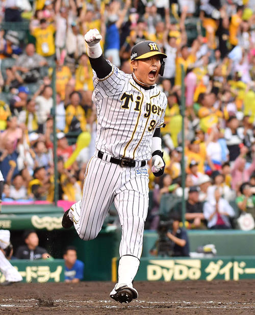 阪神対日本ハム　9回裏阪神2死二、三塁、中前にサヨナラ適時打を放ちガッツポーズする原口（撮影・上田博志）