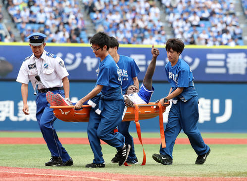 DeNA対西武　マウンドでジャンプした後、倒れタンカで運ばれるモーガン氏（撮影・鈴木正人）
