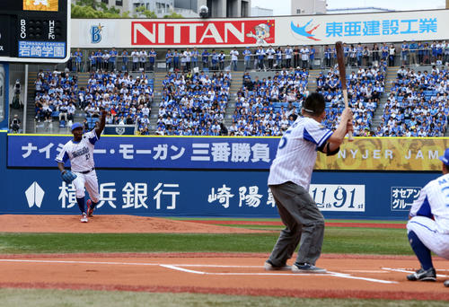 DeNA対西武　モーガン三番勝負で柳沢慎吾（右）に投げるモーガン氏（撮影・鈴木正人）