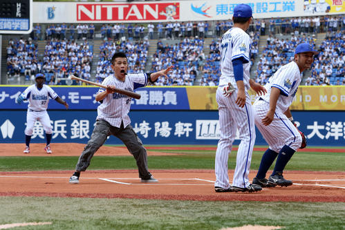 DeNA対西武　モーガン三番勝負でモーガン氏（左）の球を空振りする柳沢慎吾（撮影・鈴木正人）