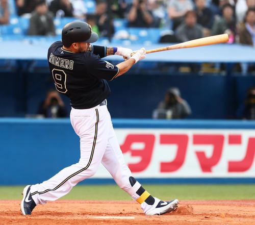 ヤクルト対オリックス　5回表オリックス2死一、二塁、左前適時打を放つロメロ（撮影・足立雅史）