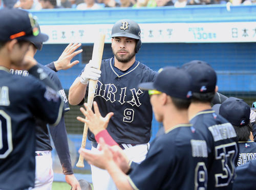 ヤクルト対オリックス　1回表オリックス1死一、三塁、右犠飛を放ちナインとタッチを交わすロメロ（撮影・足立雅史）
