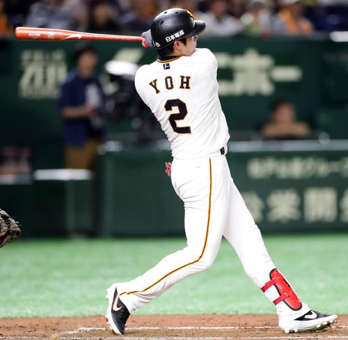 巨人対ロッテ　2回裏巨人1死二塁、陽岱鋼は左越えに先制適時三塁打を放つ（撮影・浅見桂子）