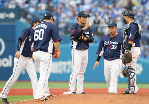 DeNA対西武　5回裏DeNA無死満塁、松本航（中央）は森（右）らナインと言葉を交わす（撮影・垰建太）