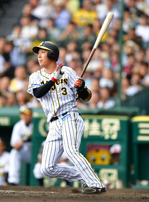 阪神対日本ハム　4回裏阪神2死二塁、左中間へ同点適時二塁打を放つ大山悠輔（撮影・清水貴仁）