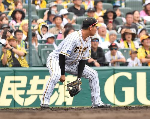 阪神対日本ハム　3回表日本ハム2死一、二塁、大山悠輔がトンネルし先制点を許す（撮影・上田博志）