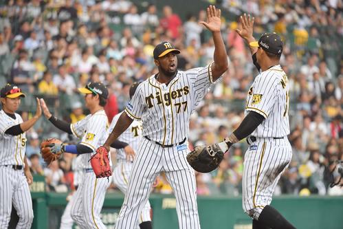 阪神対日本ハム　5回表日本ハム1死満塁、中田翔を投手併殺打に打ち取りジェフリー・マルテ（右）とハイタッチするオネルキ・ガルシア（撮影・上田博志）