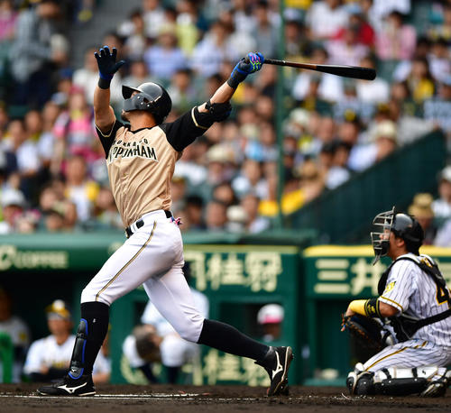 6回表日本ハム無死一塁、右越えの勝ち越し2点本塁打を放つ大田泰示（撮影・清水貴仁）