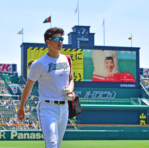 試合前、外野での練習を終え移動する吉田輝星（撮影・清水貴仁）
