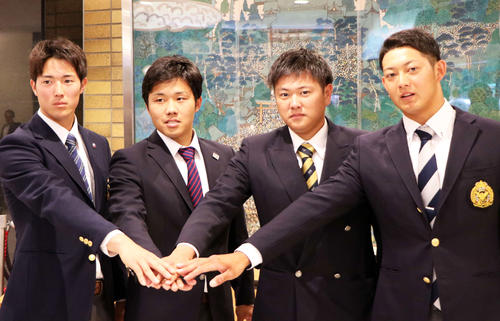 大学選手権の開会式開会式に出席した、左から明大・森下、東海大・海野、東北福祉大・津森、東洋大・佐藤（撮影・佐藤勝亮）