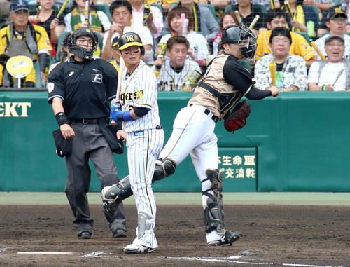 7回裏阪神1死二塁、清水優心（右）は二走梅野隆太郎の三盗に送球するが悪送球となる（撮影・上山淳一）