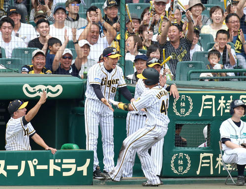 7回裏阪神1死二塁、梅野隆太郎（手前）の三盗が捕手清水優心の悪送球を誘い生還し歓喜で出迎える矢野燿大監督（撮影・上山淳一）