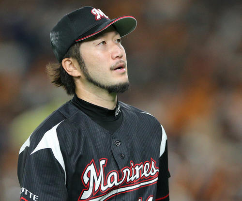 巨人対ロッテ　力なくベンチへ戻るロッテ石川（撮影・中島郁夫）