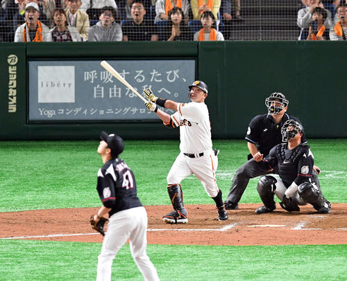 巨人対ロッテ　8回裏巨人2死二、三塁、代打阿部は右越え3点本塁打を放つ。投手田中（撮影・滝沢徹郎）　