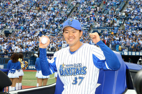 DeNA対西武　試合に勝利しガッツポーズするDeNA楠本（撮影・鈴木正人）