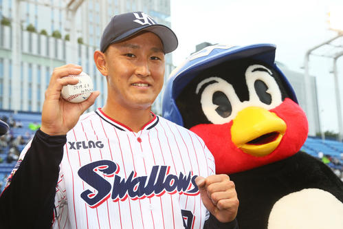ヤクルト対オリックス　ヤクルト中山はプロ初安打初適時打の記念球を手につば九郎と笑顔を見せる（撮影・足立雅史）
