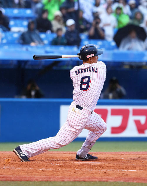 ヤクルト対オリックス　8回裏ヤクルト1死二、三塁、中山はプロ初安打となる中前適時打を放つ（撮影・足立雅史）