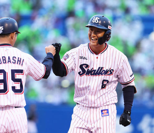 ヤクルト対オリックス　8回裏ヤクルト1死二、三塁、中山はプロ初安打となる中前適時打を放ち笑顔を見せる（撮影・足立雅史）