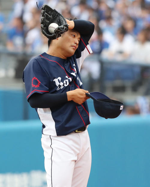 DeNA対西武　2回裏DeNA1死二塁、上茶谷に安打を打たれ汗をぬぐう松本航（撮影・垰建太）