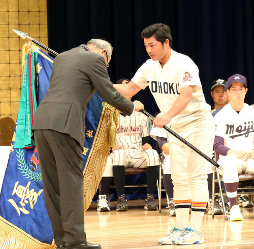 開会式で優勝旗を返還する東北福祉大・岩崎主将（撮影・佐藤勝亮）