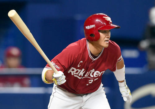 中日対楽天　7回表楽天2死、右前にNPB通算1001本目の安打を放った銀次（撮影・森本幸一）