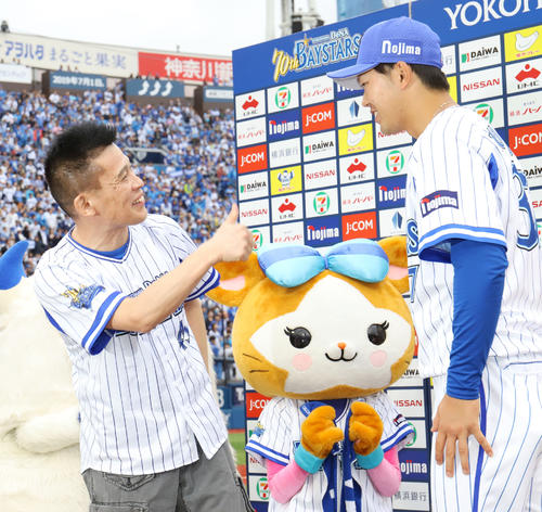 お立ち台に上がった柳沢慎吾（左）は楠本に「いい夢みろよ」と？サムアップポーズ（撮影・垰建太）
