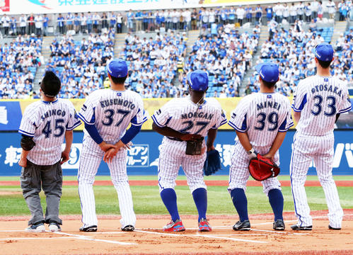 横浜高校の校歌を全力で歌う、左から柳沢慎吾、楠本、モーガン氏、嶺井、乙坂（撮影・鈴木正人）