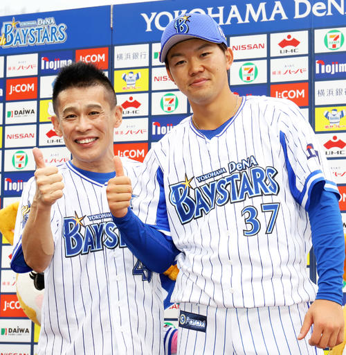 お立ち台で柳沢慎吾（左）とポーズを決めるDeNA楠本（撮影・鈴木正人）