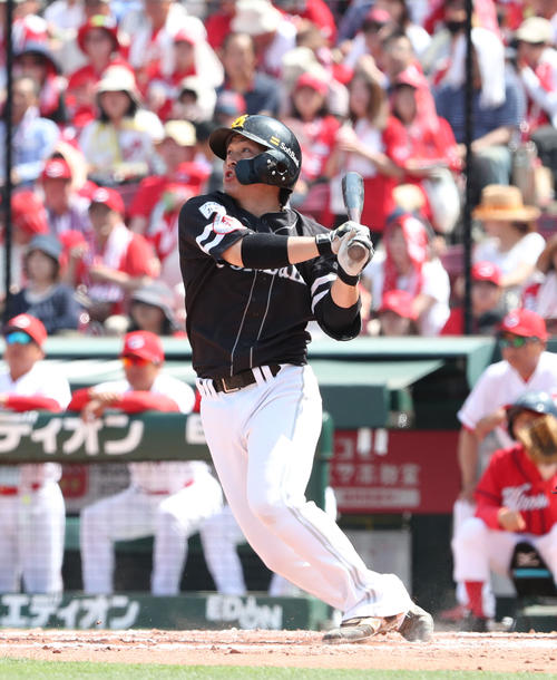 4回表ソフトバンク2死一、二塁、甲斐拓也は中前に勝ち越しとなる適時打を放つ（撮影・梅根麻紀）