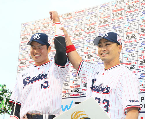 ヤクルト対オリックス　お立ち台で笑顔を見せるヤクルトの村上（左）と青木（撮影・足立雅史）