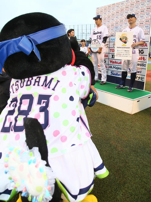 ヤクルト対オリックス　お立ち台のヤクルトの村上（左）と青木に夢中のつばみ（撮影・足立雅史）