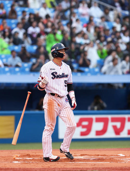 ヤクルト対オリックス　6回裏ヤクルト無死一塁、村上は右越え2点本塁打の打球を見つめる（撮影・足立雅史）