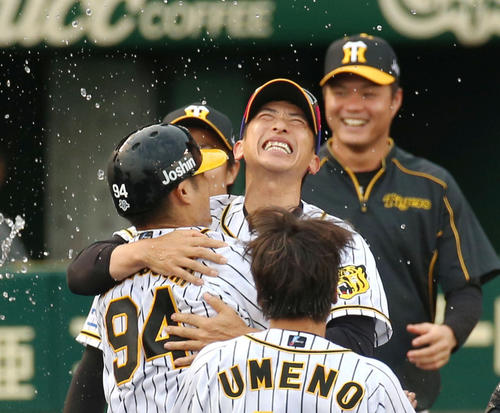 阪神対日本ハム　9回裏阪神2死二、三塁、サヨナラ打を放った原口（左）を抱き締める矢野監督（撮影・上山淳一）