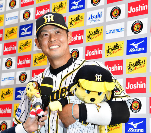 阪神対日本ハム　サヨナラ打を放ちお立ち台でヒーローインタビューを受ける原口文仁（撮影・清水貴仁）