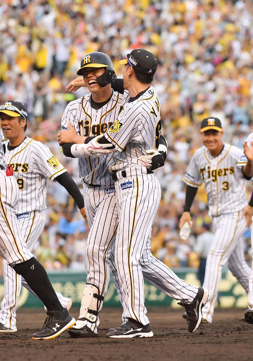 阪神対日本ハム　9回裏阪神2死二、三塁、中前にサヨナラ適時打を放ち矢野燿大監督（右）と抱き合って喜ぶ原口文仁（撮影・上田博志）
