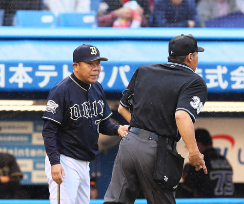 ヤクルト対オリックス　投手交代を告げるオリックス西村監督（撮影・足立雅史）