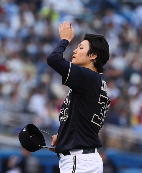 ヤクルト対オリックス　6回裏ヤクルト無死一塁、村上に右越え2点本塁打をを浴びる小林（撮影・足立雅史）
