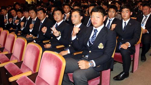 初戦に向け意気込む東農大北海道の選手たち。後列右端が林（撮影・永野高輔）